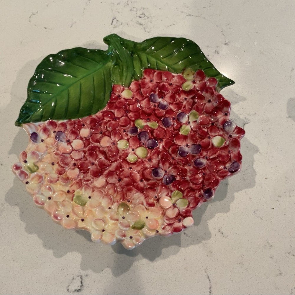 Beautiful Hand painted Hydrangea plate by Pacific Rim. Great Condition 8”